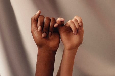 deux mains pour l'inclusion et la publicité inclusive
